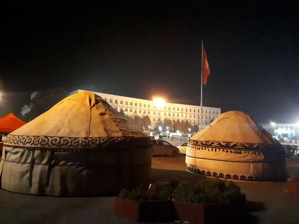 Элдик кошуун күзөттө турду. Өткөн түнгө сереп Элдик кошуун күзөттө турду. Өткөн түнгө сереп - Sputnik Кыргызстан