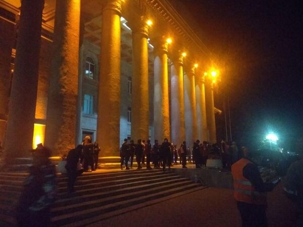 Элдик кошуун күзөттө турду. Өткөн түнгө сереп Элдик кошуун күзөттө турду. Өткөн түнгө сереп - Sputnik Кыргызстан