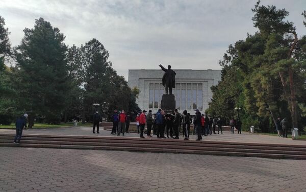 Активисты рассказали, что неизвестные пытались попасть в здание, однако им помешали - Sputnik Кыргызстан