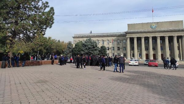 Дружинники у здания правительства КР - Sputnik Кыргызстан