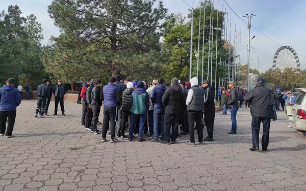 Сейчас у Дома правительства спокойно, его все так же охраняют дружинники - Sputnik Кыргызстан