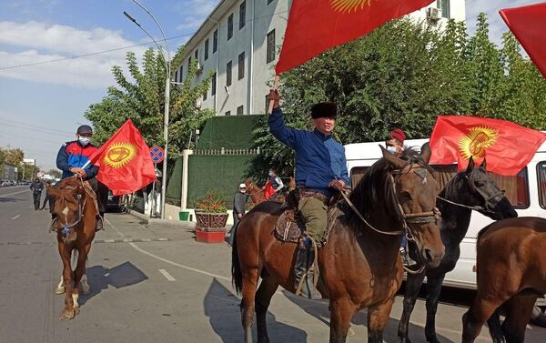Сейчас на площади в основном люди из Кара-Кульджинского и Алайского районов — свыше 200 человек - Sputnik Кыргызстан