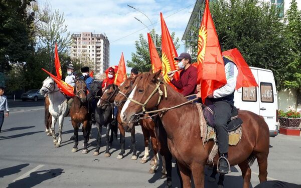 На центральной площади Оша появились конники, сообщает корреспондент Sputnik - Sputnik Кыргызстан