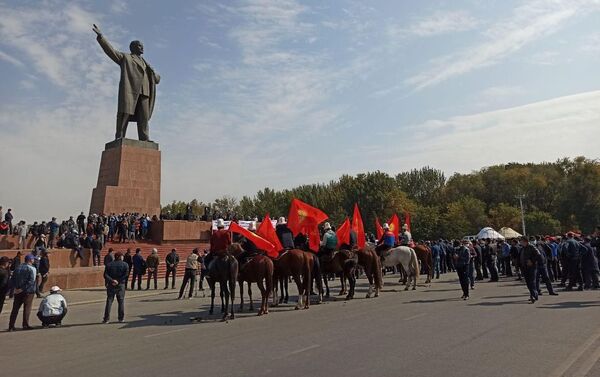 На площади города, по предварительным данным, собралось около 400 человек - Sputnik Кыргызстан
