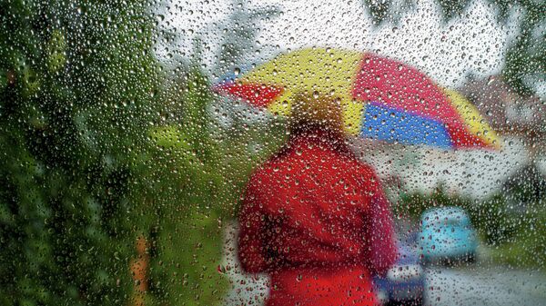 Женщина с зонтом идет по улице. Архивное фото - Sputnik Кыргызстан