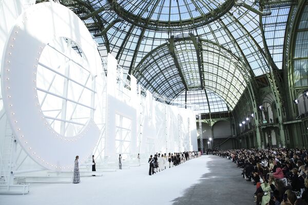 Модели представляют новую коллекцию Chanel на неделе моды в Париже - Sputnik Кыргызстан