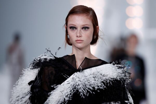 Модель представляет новую коллекцию Virginie Viard на неделе моды в Париже - Sputnik Кыргызстан