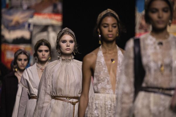 Модели представляют новую коллекцию Dior на неделе моды в Париже - Sputnik Кыргызстан