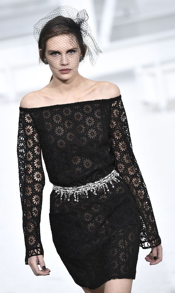 Модель представляет новую коллекцию Chanel на неделе моды в Париже - Sputnik Кыргызстан
