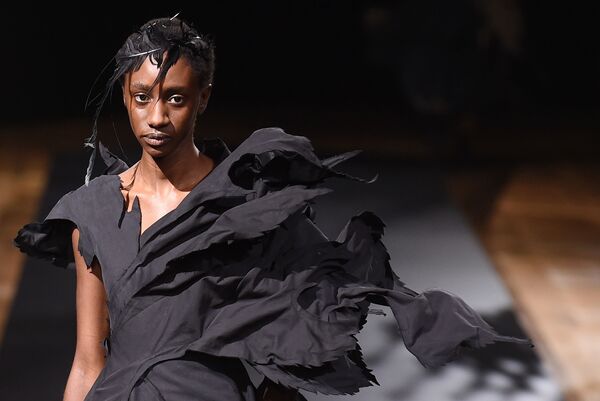 Модель представляет новую коллекцию Yohji Yamamoto на неделе моды в Париже - Sputnik Кыргызстан