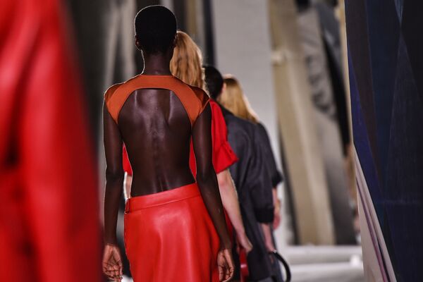 Модели представляют новую коллекцию Hermes на неделе моды в Париже - Sputnik Кыргызстан