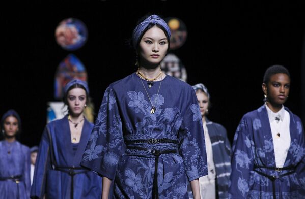 Модели представляют новую коллекцию Dior  на неделе моды в Париже - Sputnik Кыргызстан
