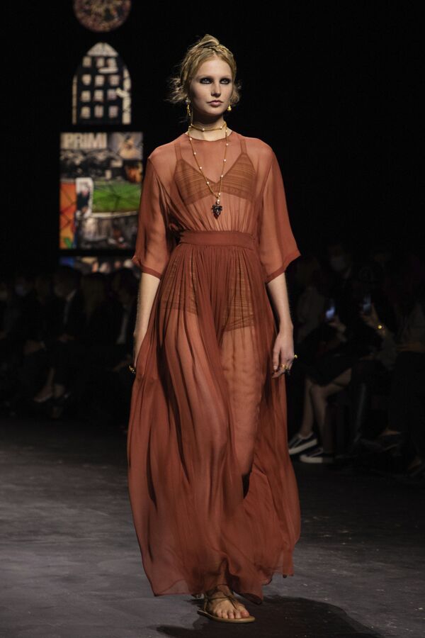 Модель представляет новую коллекцию Dior  на неделе моды в Париже - Sputnik Кыргызстан