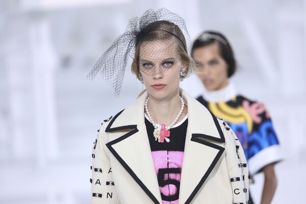 Модель представляет новую коллекцию Chanel на неделе моды в Париже - Sputnik Кыргызстан
