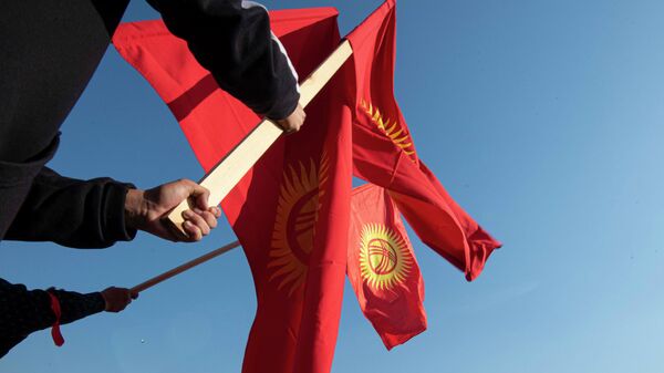 Мужчины с флагами КР. Архивное фото - Sputnik Кыргызстан