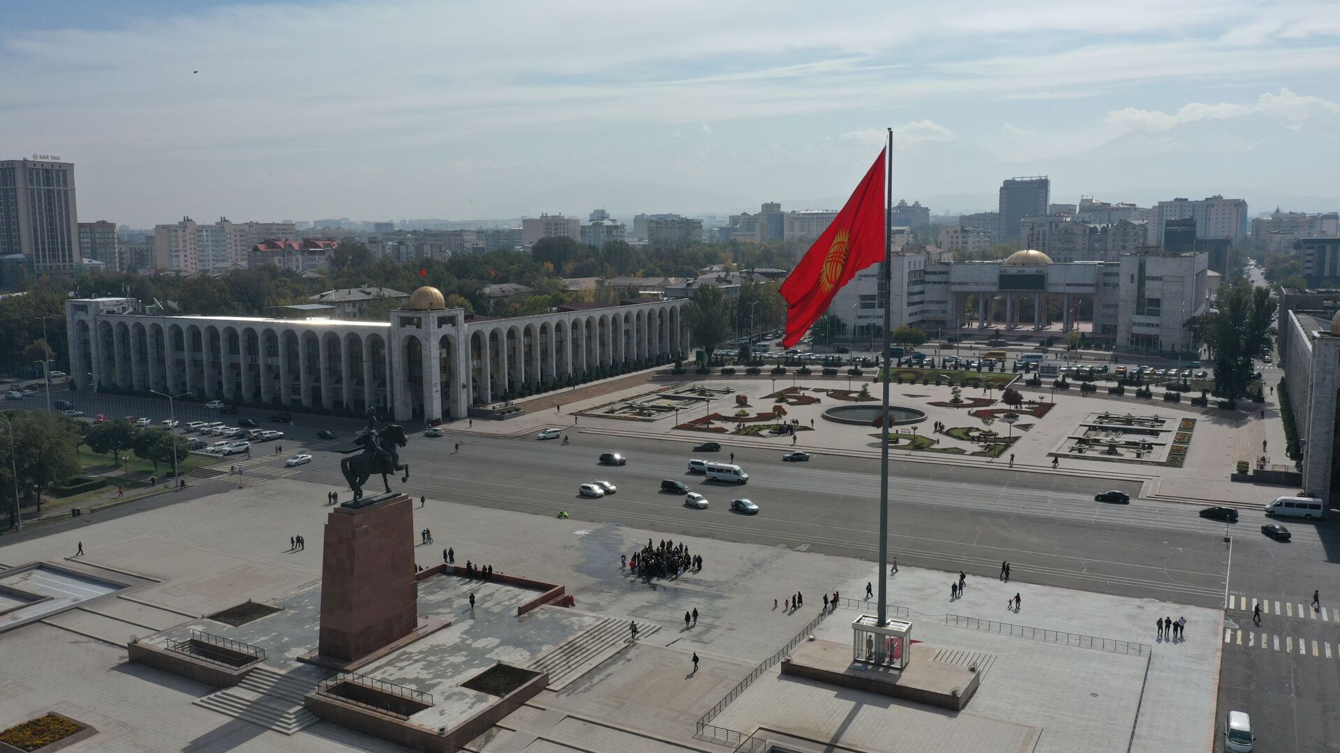 Флаг на площади Ала-Тоо в Бишкеке. Архивное фото - Sputnik Кыргызстан, 1920, 13.06.2022