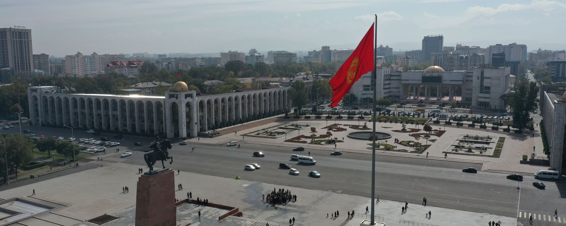 Флаг на площади Ала-Тоо в Бишкеке. Архивное фото - Sputnik Кыргызстан, 1920, 13.06.2022