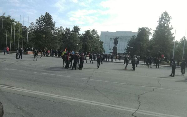 Накануне Жапаров призывал собравшихся митингующих разойтись. - Sputnik Кыргызстан