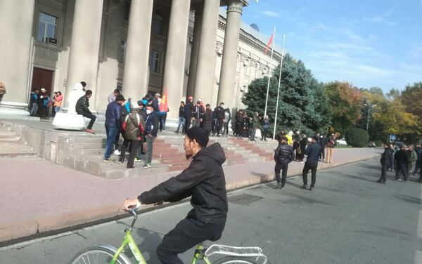 Как сообщает корреспондент Sputnik Кыргызстан, люди собрались перед главным входом в здание и скандируют имя политика - Sputnik Кыргызстан