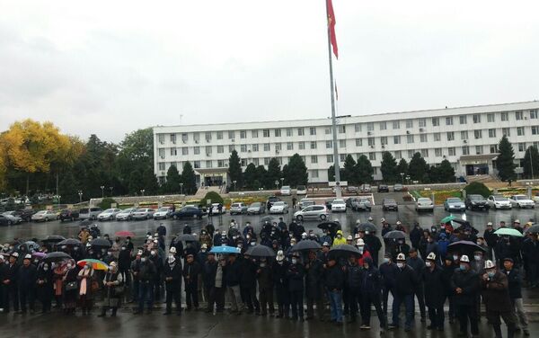 На площади собрались порядка 200 человек - Sputnik Кыргызстан