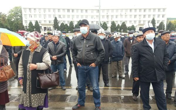 Они заявили, что считают Жээнбекова легитимным главой государства и проводят мирную, бессрочную акцию в его поддержку - Sputnik Кыргызстан