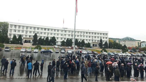 Митинг в поддержку Сооронбая Жээнбекова на центральной площади города Ош, после беспорядков вызванных результатами парламентских выборов - Sputnik Кыргызстан
