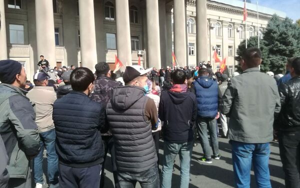 Поддержать Жапарова пришли примерно несколько сотен человек. Они продолжают скандировать лозунги в поддержку политика. - Sputnik Кыргызстан