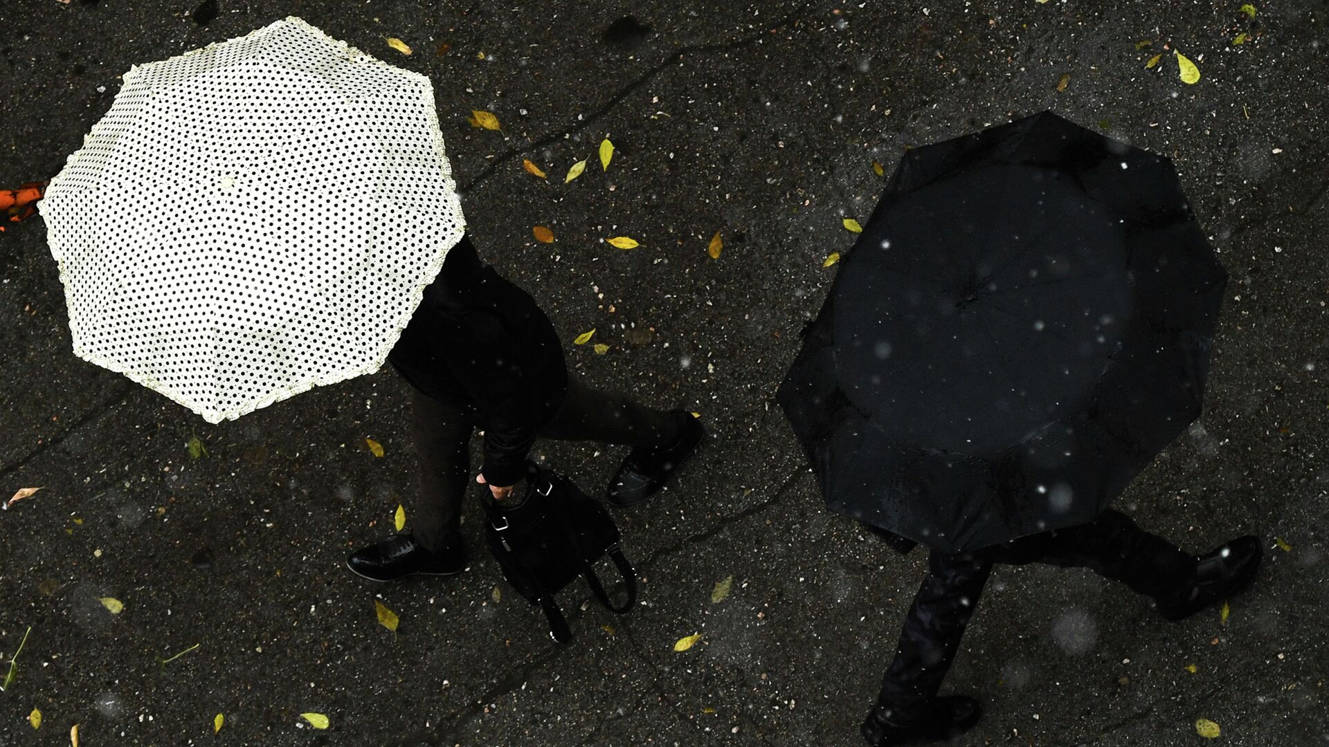 Прохожие во время дождя на улице города. Архивное фото - Sputnik Кыргызстан, 1920, 09.09.2022