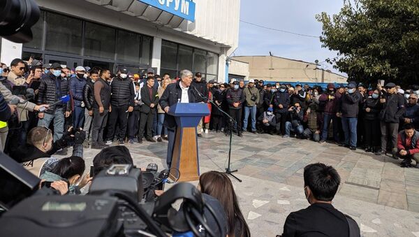 Алмазбек Атамбаев на митинге сторонников партии СДПК возле здания форума в Бишкеке. 09 октября 2020 года - Sputnik Кыргызстан