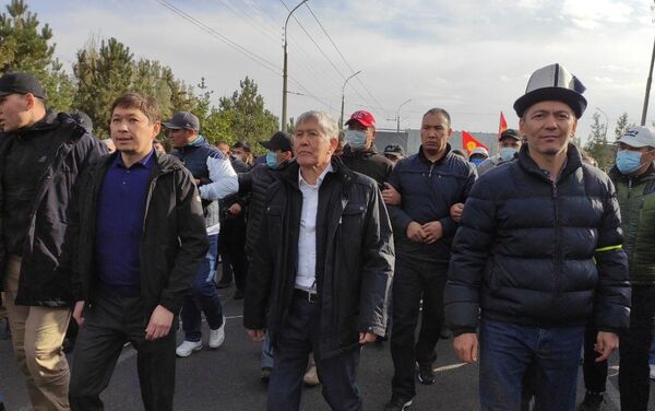 Несколько минут назад Атамбаев появился на митинге вместе с Омурбеком Бабановым - Sputnik Кыргызстан