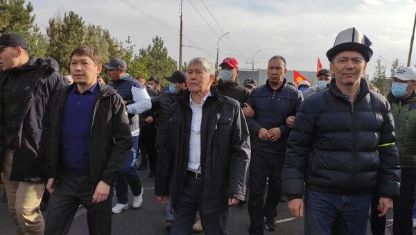 Алмазбек Атамбаев, Сапар Исаков, Омурбек Бабанов и их сторонники направляются из здания форума в Белый дом - Sputnik Кыргызстан