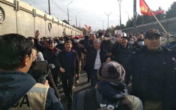 Алмазбек Атамбаев, Омурбек Бабанов, Сапар Исаков и Албек Ибраимов возглавили колонну митингующих, которые следуют в сторону площади Ала-Тоо - Sputnik Кыргызстан
