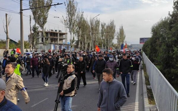 Бывший президент Алмазбек Атамбаев призвал сторонников пойти в сторону площади Ала-Тоо. Политик отметил, что он возглавит колонну - Sputnik Кыргызстан