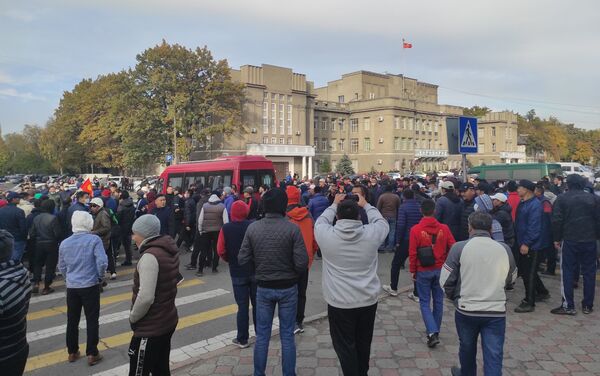 На Старой площади у Дома правительства собирается все больше сторонников Садыра Жапарова - Sputnik Кыргызстан