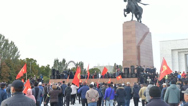 Митингующие на площади Ала-Тоо в Бишкеке - Sputnik Кыргызстан