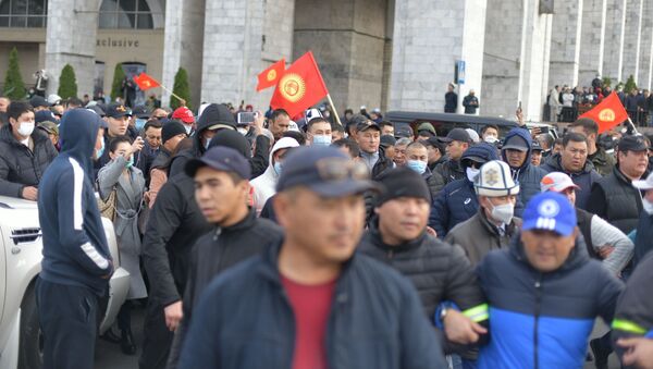 Митингующие на площади Ала-Тоо в Бишкеке. 09 октября 2020 года - Sputnik Кыргызстан