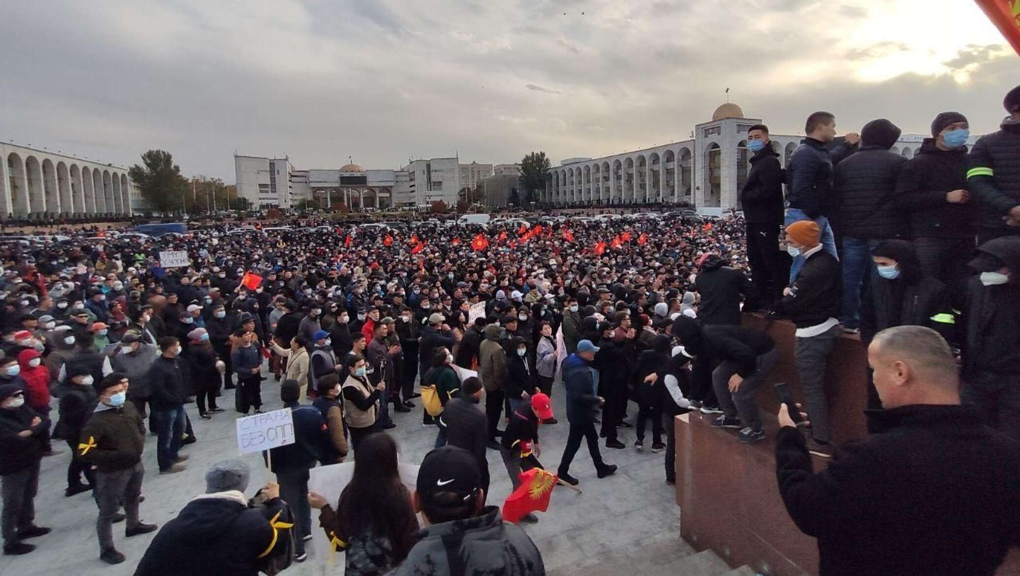 Кыргызстан запретил. Протесты в Киргизии 2020. Площадь Бишкек митинг. Митинг Бишкек октябрь.