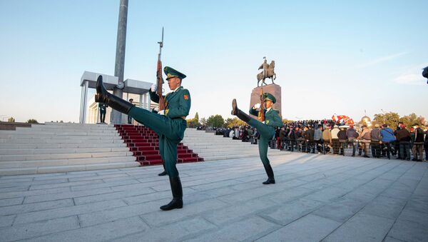 Смена почетного караула Национальной гвардии на посту №1 на площади Ала-Тоо в Бишкеке - Sputnik Кыргызстан