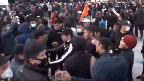 Массовая потасовка митингующих на площади — видео - Sputnik Кыргызстан