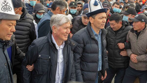 Бывший президент Кыргызстана Алмазбек Атамбаев и экс-премьер-министр Омурбек Бабанов на митинге сторонников на площади Ала-Тоо в Бишкеке - Sputnik Кыргызстан