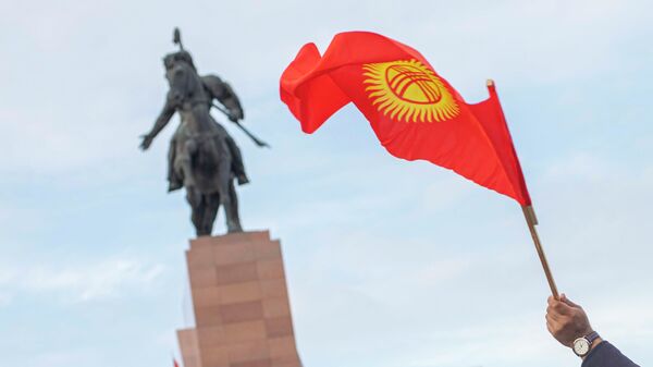 Манастын айкели жана Кыргызстандын желеги. Архив - Sputnik Кыргызстан