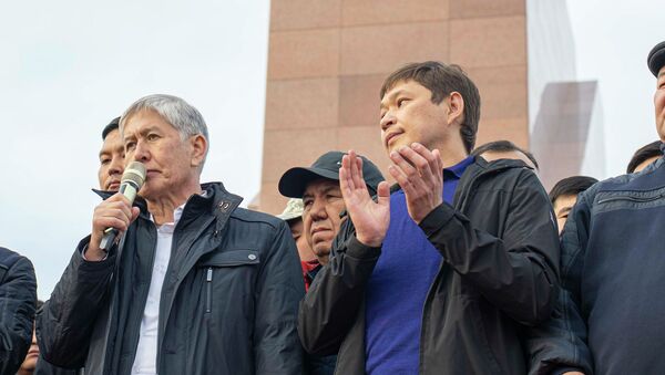 Бывший президент Кыргызстана Алмазбек Атамбаев и бывший премьер-министр Сапар Исаков на митинге сторонников и против ОПГ на площади Ала-Тоо в Бишкеке - Sputnik Кыргызстан