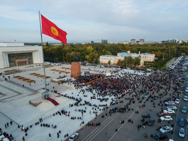 Митинг сторонников Алмазбека Атамбаева и Омурбека Бабанова в Бишкеке - Sputnik Кыргызстан