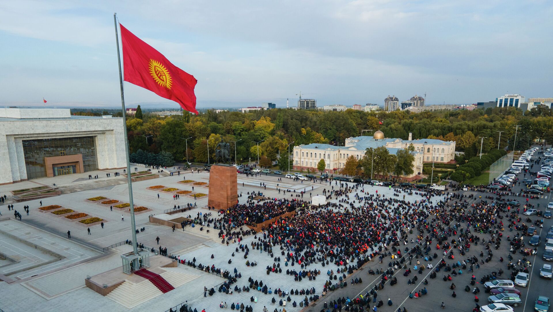 Вид с дрона на митинг на площади Ала-Тоо в Бишкеке. Архивное фото - Sputnik Кыргызстан, 1920, 01.10.2021