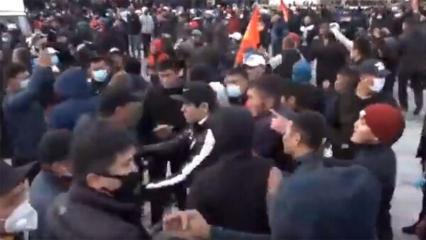 Аянтка митингге чыккандардын массалык кагылышуусу. Видео - Sputnik Кыргызстан