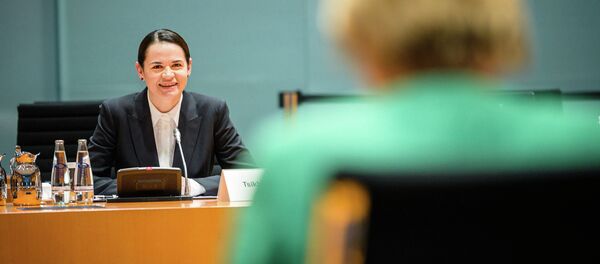 Лидер белорусской оппозиции, экс-кандидат в президенты Белоруссии Светлана Тихановская во время встречи - Sputnik Кыргызстан