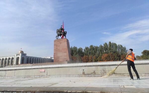 На площади Ала-Тоо в Бишкеке сегодня утром тихо, работают сотрудники МП Тазалык. - Sputnik Кыргызстан