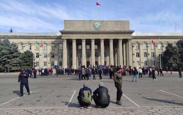 Между тем на Старой площади у Дома правительства вновь собираются сторонники политика Садыра Жапарова. - Sputnik Кыргызстан