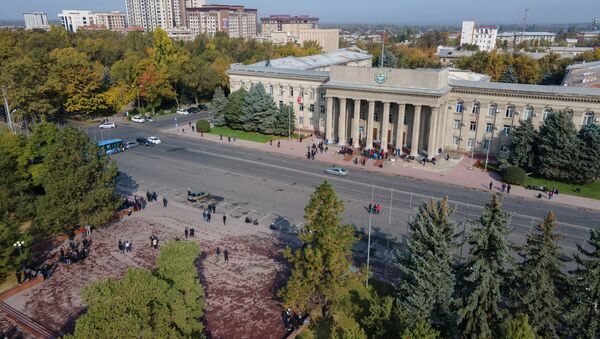 Как выглядит центр Бишкека сегодня утром — есть скопление людей. Фото - 10.10.2020, Sputnik Кыргызстан