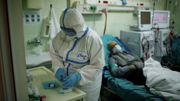 Медицинский работник в отделении клинической больницы. Архивное фото - Sputnik Кыргызстан